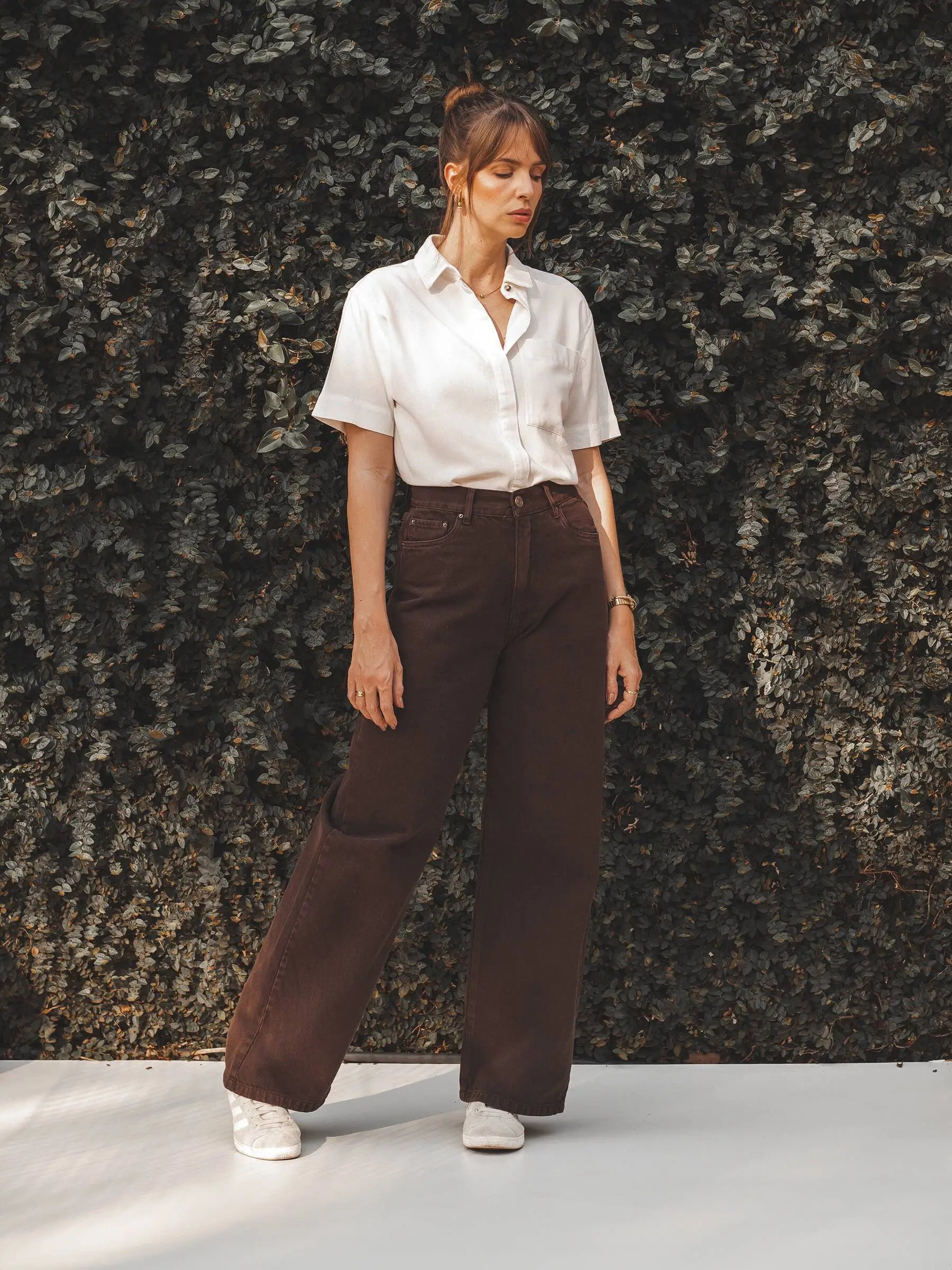 Calça Jeans Wide Leg Buriti Marrom Escuro Eco Denim™. Compre online moda sustentável e atemporal na Minimadeia. Roupas femininas estilosas, básicas e sustentáveis. Foto produto SET24 03