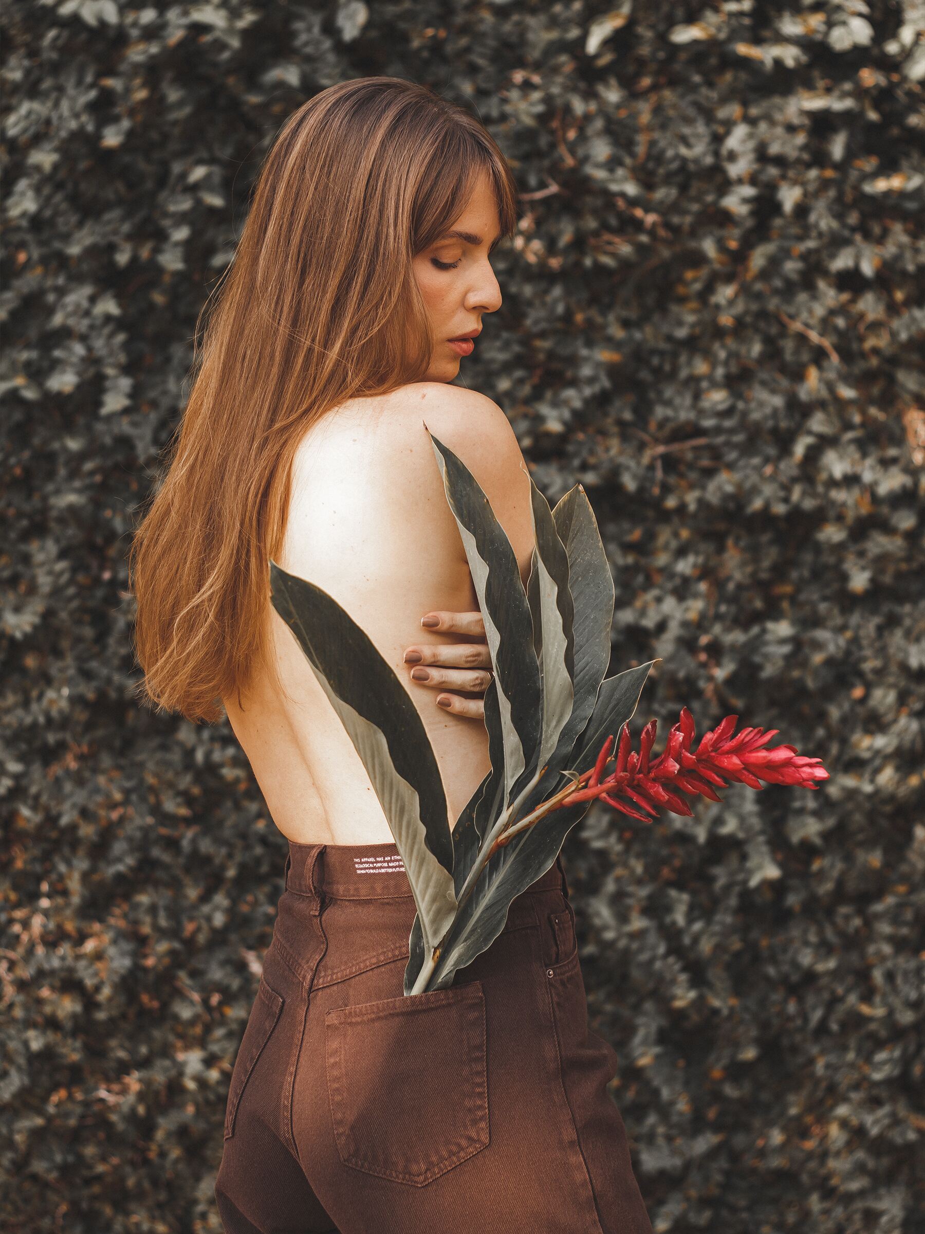 Calça Jeans Wide Leg Buriti Marrom Escuro Eco Denim™. Compre online moda sustentável e atemporal na Minimadeia. Roupas femininas estilosas, básicas e sustentáveis. Foto produto SET24 19