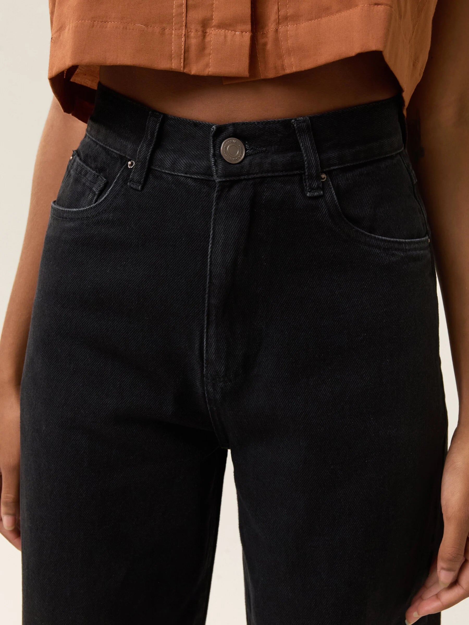 Calça Jeans Wide Leg Buriti Preta Eco Denim™. Compre online moda sustentável e atemporal na Minimadeia. Roupas femininas estilosas, básicas e sustentáveis. Foto produto 06
