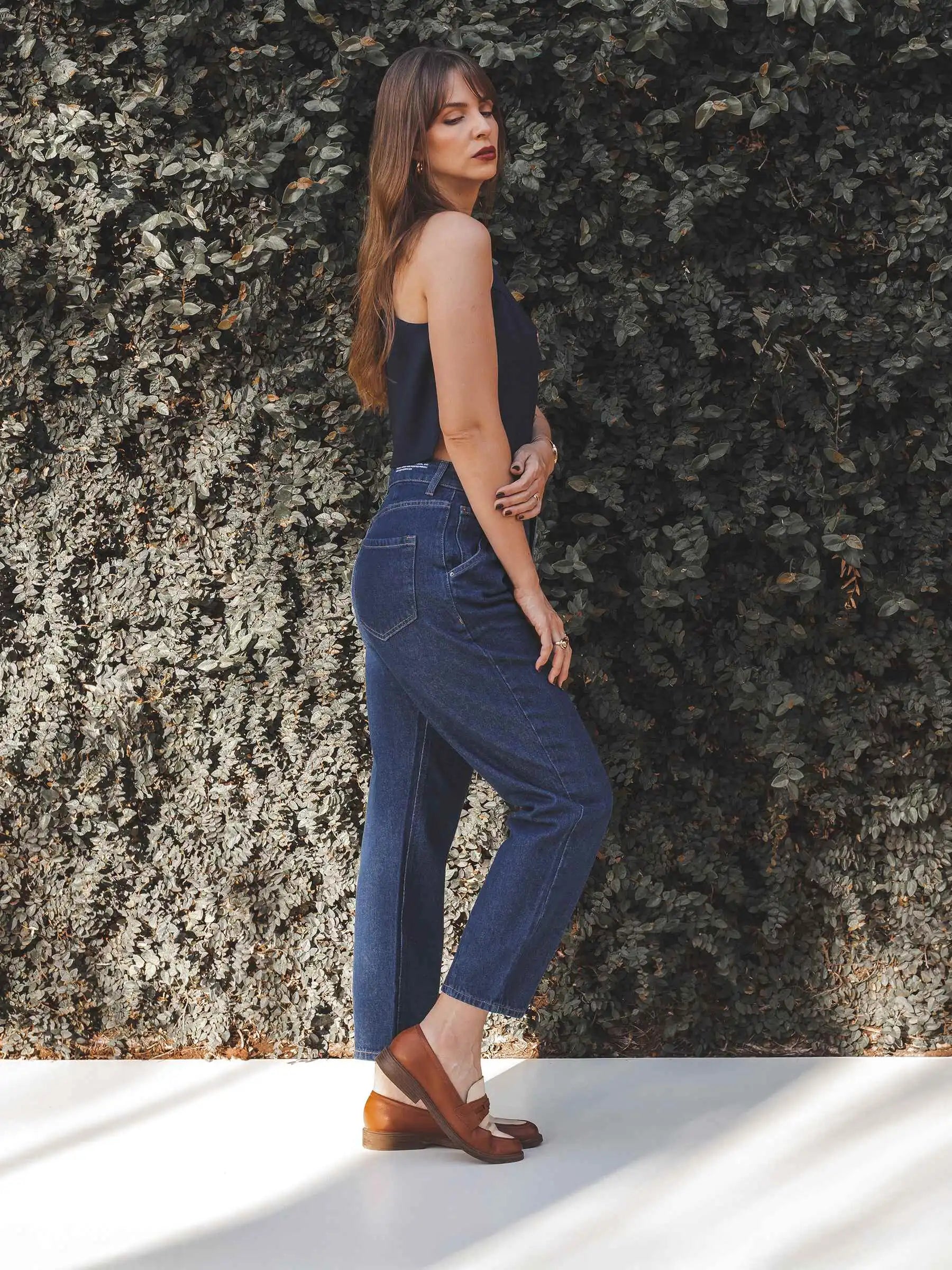 Calça Jeans Slouchy Cacau Azul Escuro Eco Denim™. Compre online moda sustentável e atemporal na Minimadeia. Roupas femininas estilosas, básicas e sustentáveis. Foto produto SET25 08