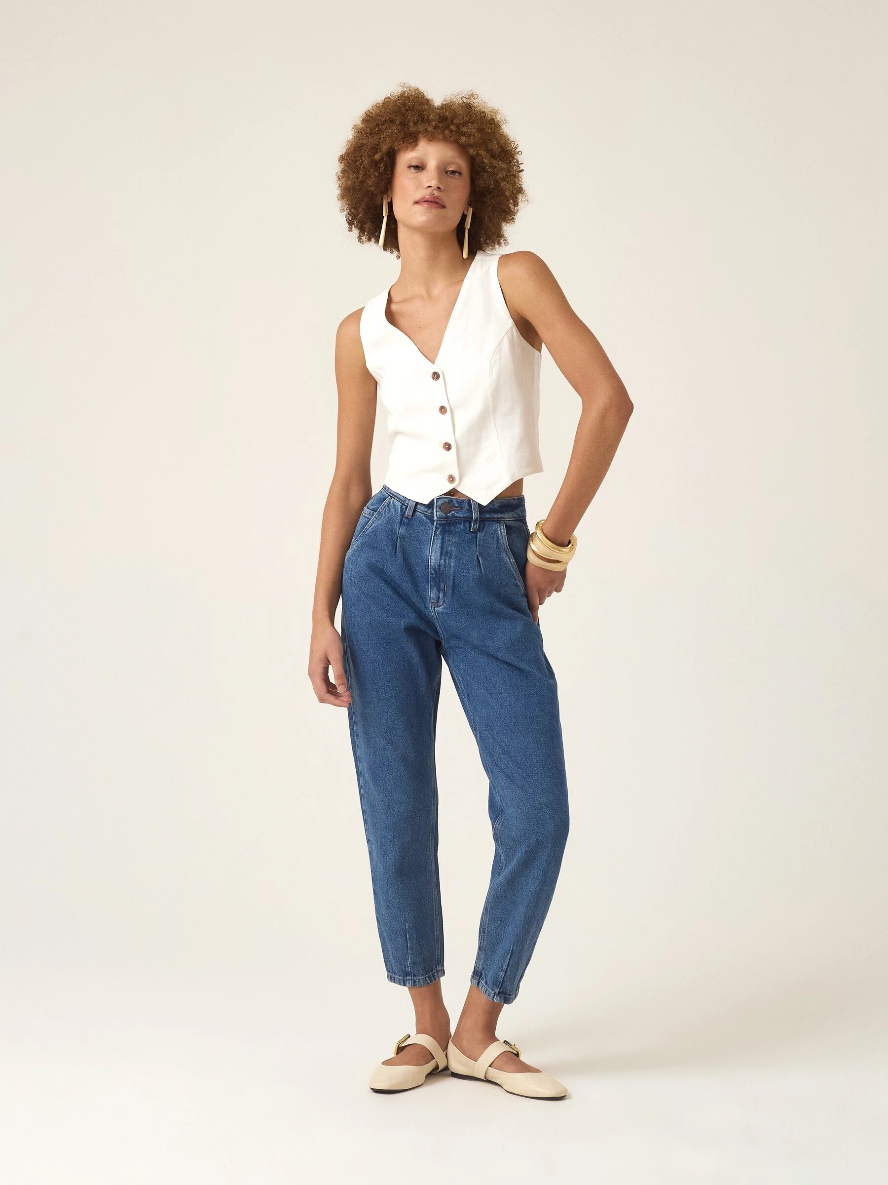 Calça Jeans Slouchy Cacau Azul Médio Eco Denim™. Compre online moda sustentável e atemporal na Minimadeia. Roupas femininas estilosas, básicas e sustentáveis. Foto produto ABR25 02
