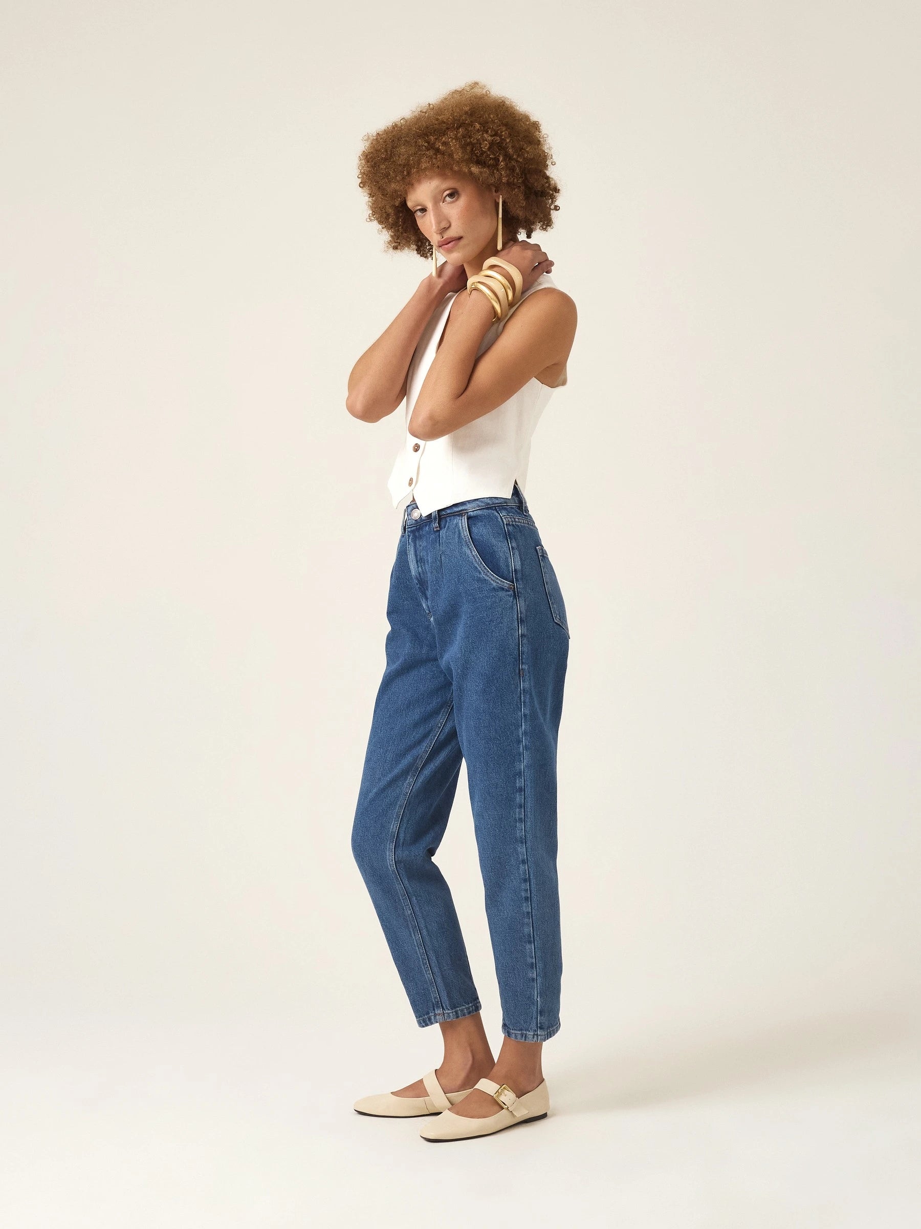 Calça Jeans Slouchy Cacau Azul Médio Eco Denim™. Compre online moda sustentável e atemporal na Minimadeia. Roupas femininas estilosas, básicas e sustentáveis. Foto produto ABR25 03