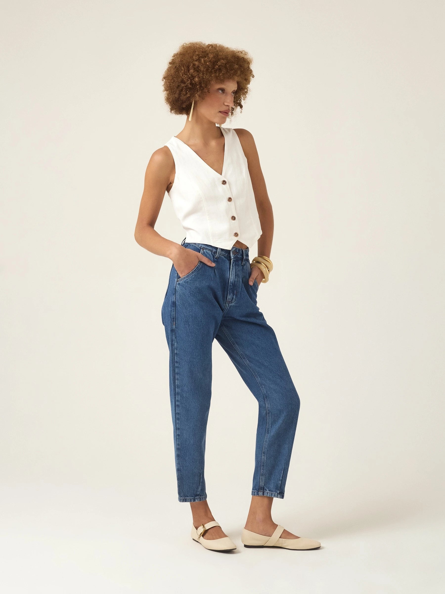 Calça Jeans Slouchy Cacau Azul Médio Eco Denim™. Compre online moda sustentável e atemporal na Minimadeia. Roupas femininas estilosas, básicas e sustentáveis. Foto produto ABR25 04