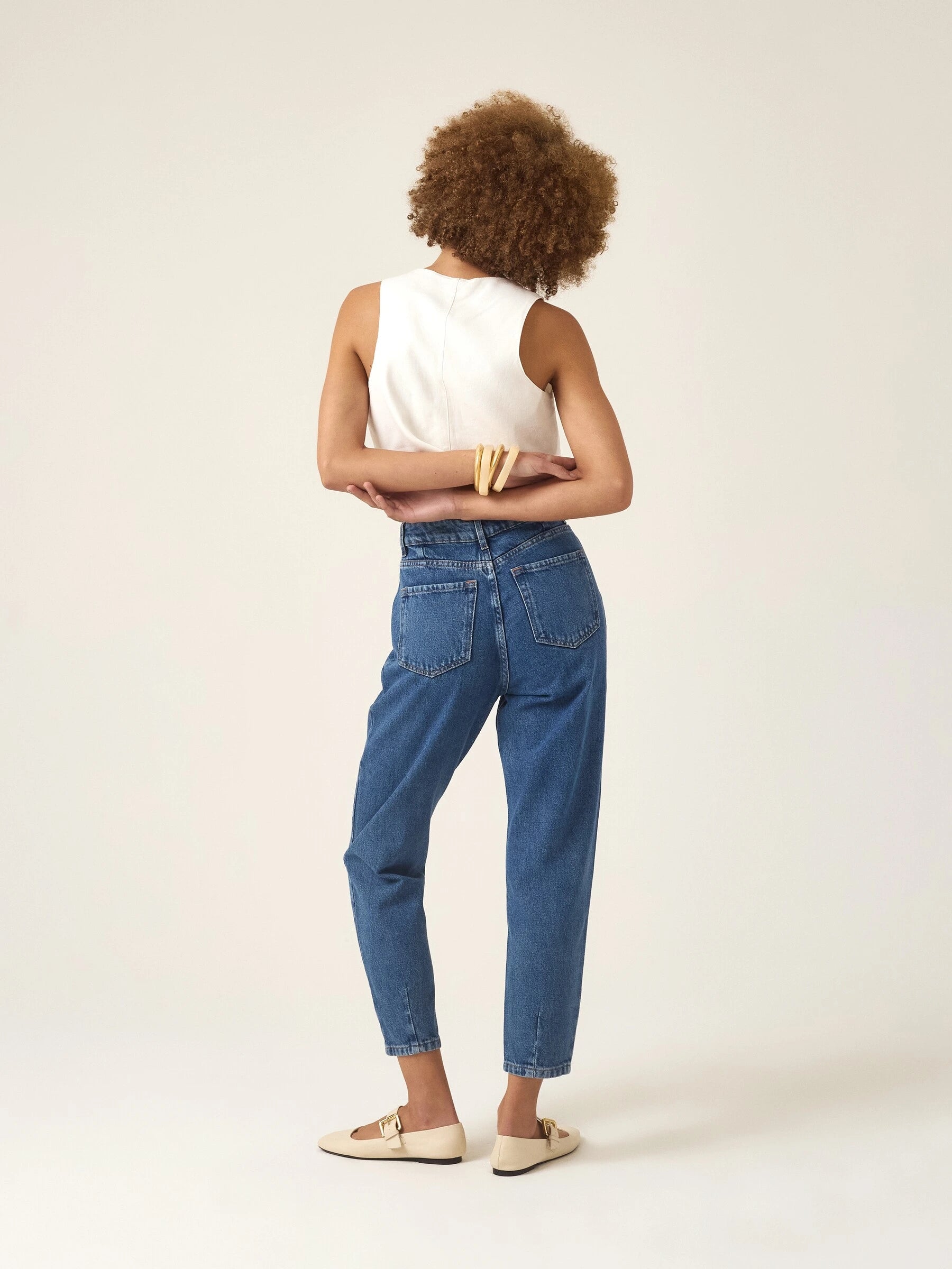 Calça Jeans Slouchy Cacau Azul Médio Eco Denim™. Compre online moda sustentável e atemporal na Minimadeia. Roupas femininas estilosas, básicas e sustentáveis. Foto produto ABR25 05