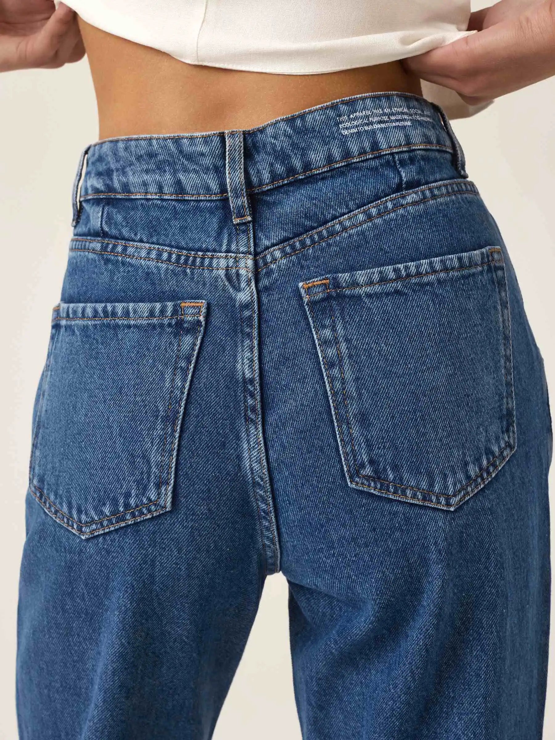Calça Jeans Slouchy Cacau Azul Médio Eco Denim™. Compre online moda sustentável e atemporal na Minimadeia. Roupas femininas estilosas, básicas e sustentáveis. Foto produto ABR25 06