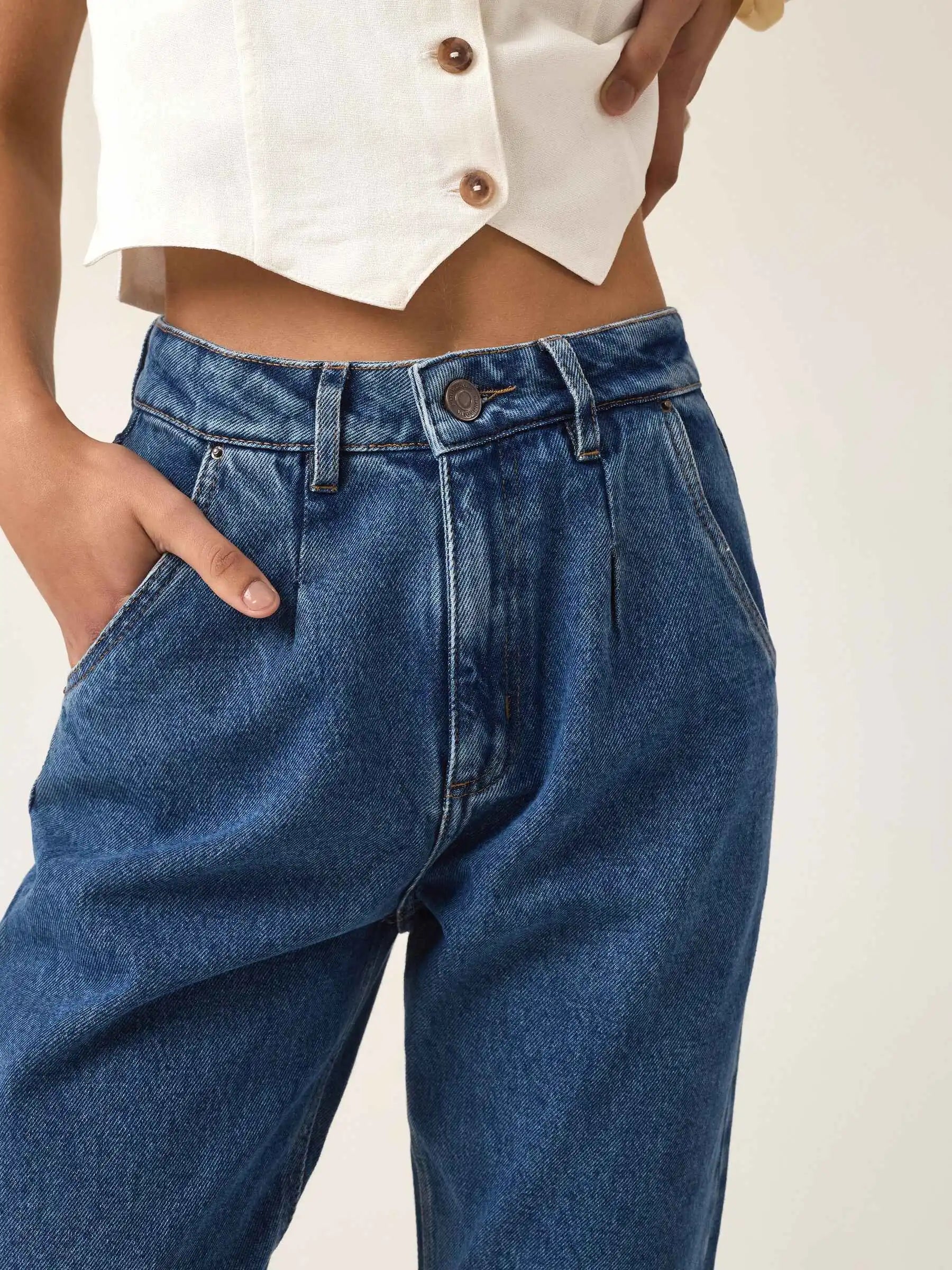Calça Jeans Slouchy Cacau Azul Médio Eco Denim™. Compre online moda sustentável e atemporal na Minimadeia. Roupas femininas estilosas, básicas e sustentáveis. Foto produto ABR25 07