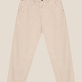 Calça Jeans Slouchy Cacau Bege Eco Denim™. Compre online moda sustentável e atemporal na Minimadeia. Roupas femininas estilosas, básicas e sustentáveis. Foto produto still 02