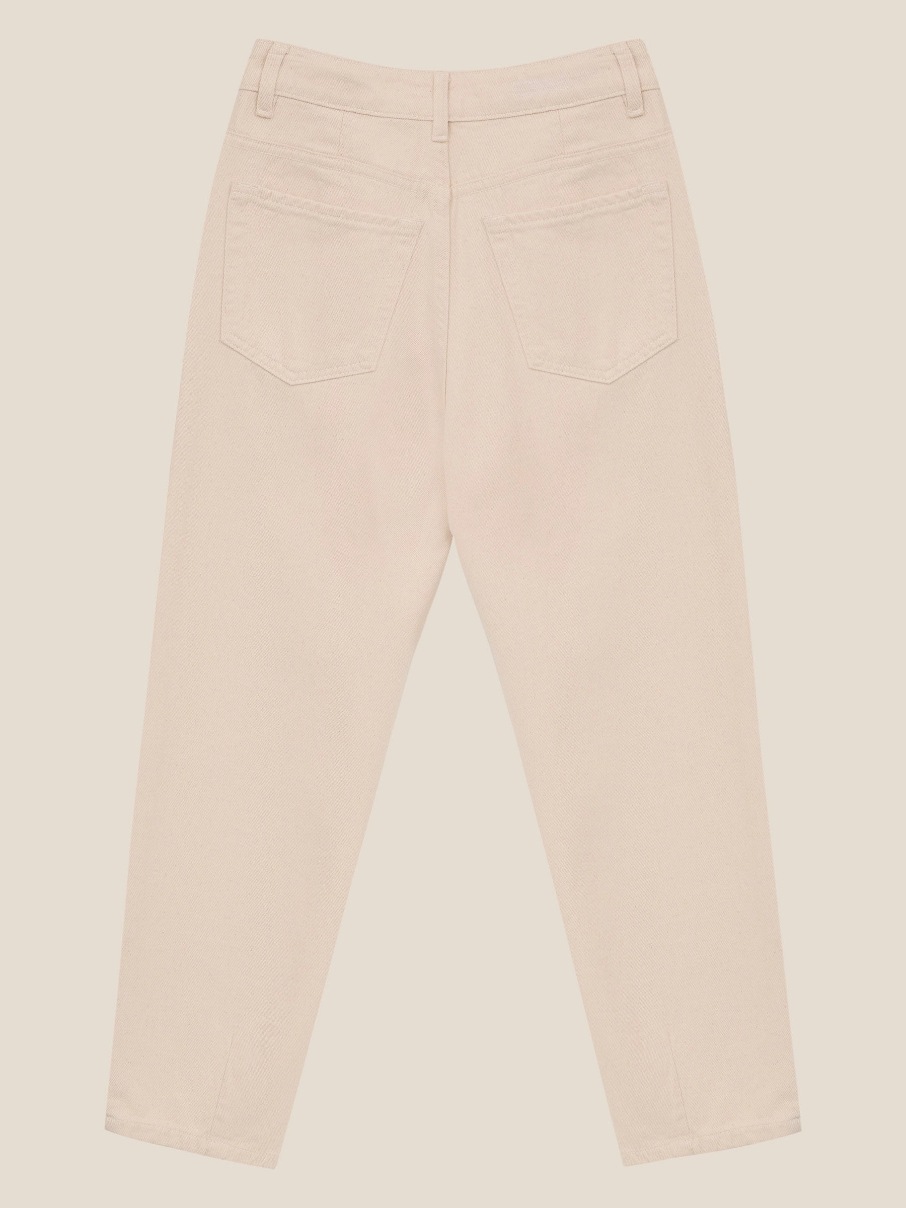 Calça Jeans Slouchy Cacau Bege Eco Denim™. Compre online moda sustentável e atemporal na Minimadeia. Roupas femininas estilosas, básicas e sustentáveis. Foto produto still 04