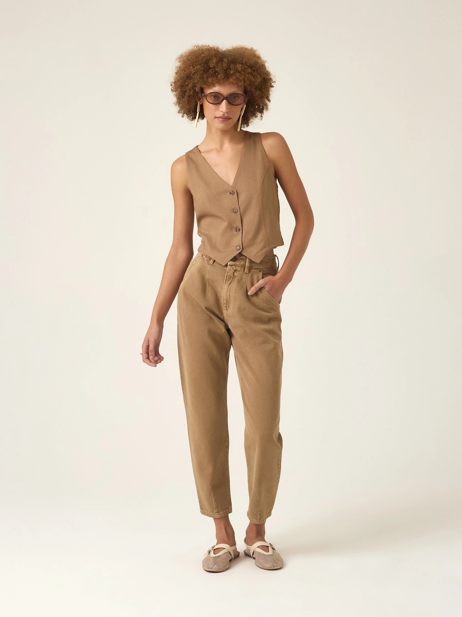 Calça Jeans Slouchy Cacau Marrom Claro Mocha Eco Denim™. Compre online moda sustentável e atemporal na Minimadeia. Roupas femininas estilosas, básicas e sustentáveis. Foto produto ABR25 01