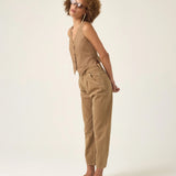 Calça Jeans Slouchy Cacau Marrom Claro Mocha Eco Denim™. Compre online moda sustentável e atemporal na Minimadeia. Roupas femininas estilosas, básicas e sustentáveis. Foto produto ABR25 02