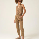 Calça Jeans Slouchy Cacau Marrom Claro Mocha Eco Denim™. Compre online moda sustentável e atemporal na Minimadeia. Roupas femininas estilosas, básicas e sustentáveis. Foto produto ABR25 03
