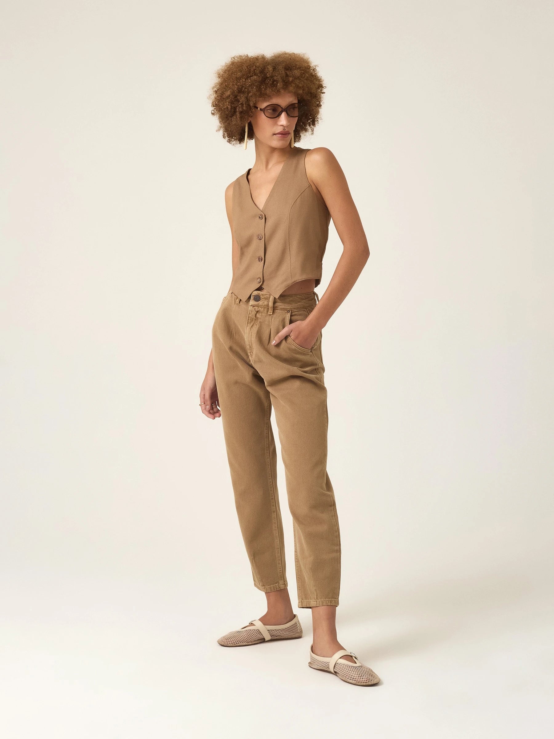Calça Jeans Slouchy Cacau Marrom Claro Mocha Eco Denim™. Compre online moda sustentável e atemporal na Minimadeia. Roupas femininas estilosas, básicas e sustentáveis. Foto produto ABR25 03