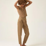 Calça Jeans Slouchy Cacau Marrom Claro Mocha Eco Denim™. Compre online moda sustentável e atemporal na Minimadeia. Roupas femininas estilosas, básicas e sustentáveis. Foto produto ABR25 04