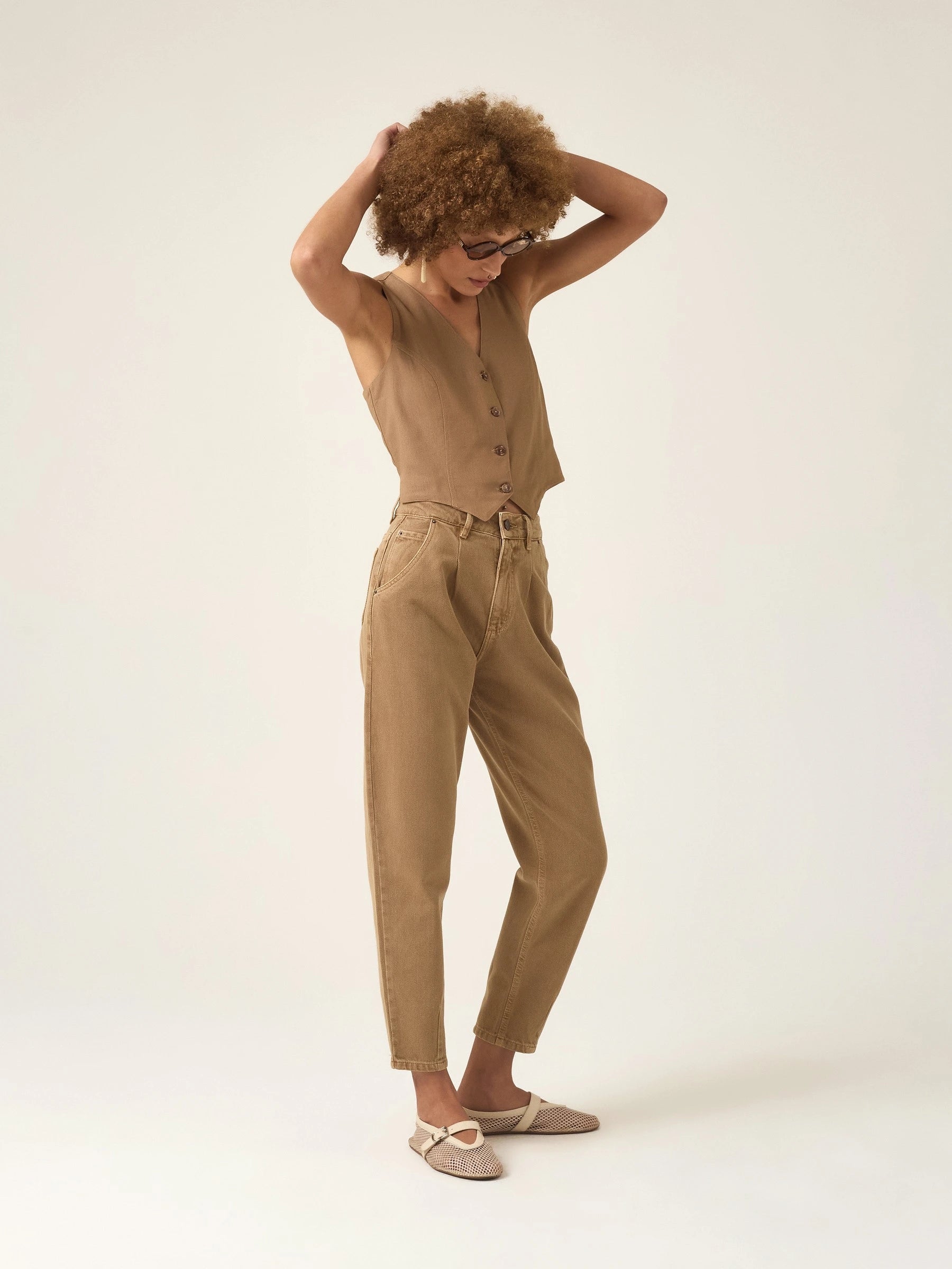 Calça Jeans Slouchy Cacau Marrom Claro Mocha Eco Denim™. Compre online moda sustentável e atemporal na Minimadeia. Roupas femininas estilosas, básicas e sustentáveis. Foto produto ABR25 04