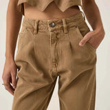 Calça Jeans Slouchy Cacau Marrom Claro Mocha Eco Denim™. Compre online moda sustentável e atemporal na Minimadeia. Roupas femininas estilosas, básicas e sustentáveis. Foto produto ABR25 05