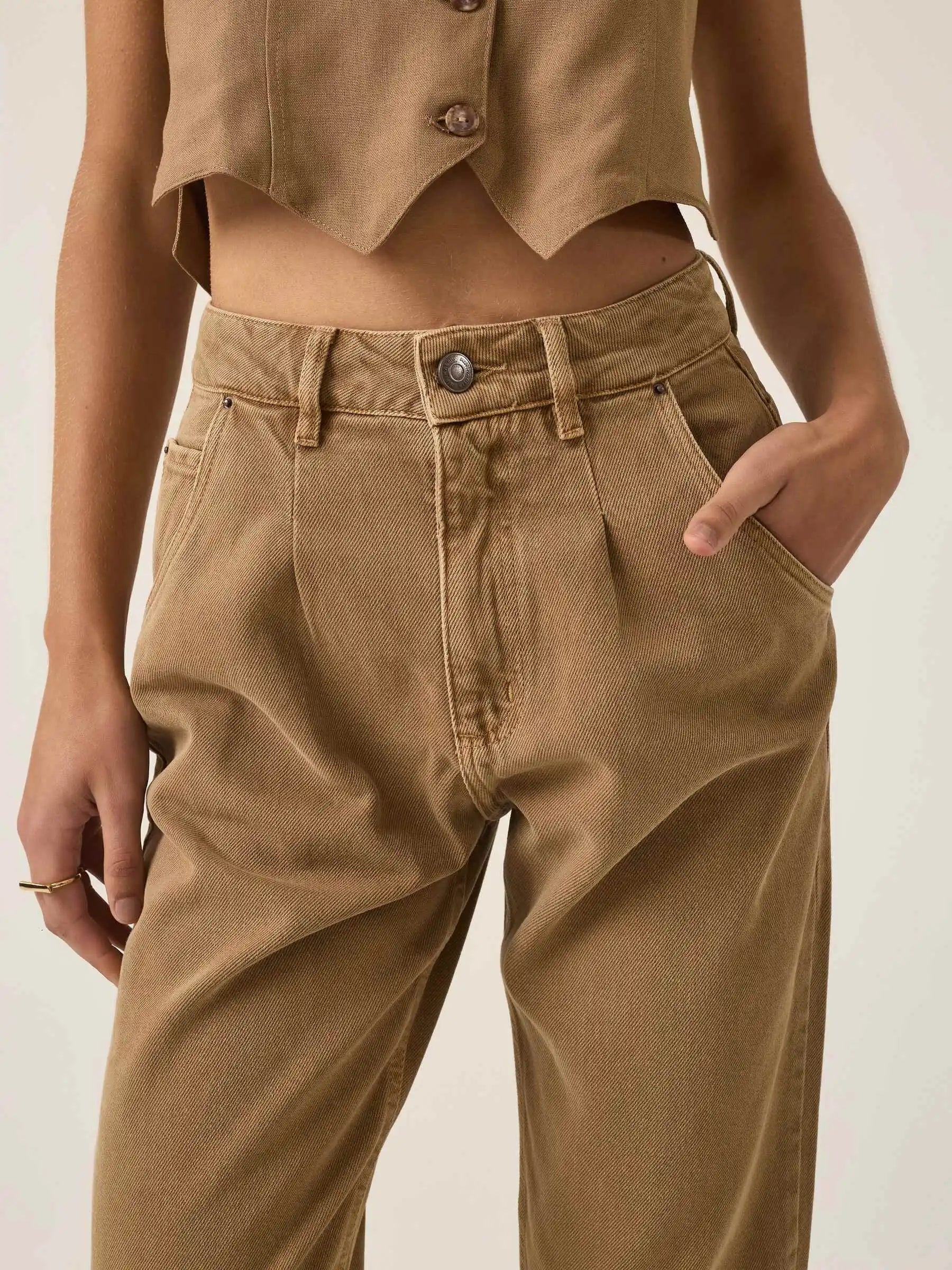 Calça Jeans Slouchy Cacau Marrom Claro Mocha Eco Denim™. Compre online moda sustentável e atemporal na Minimadeia. Roupas femininas estilosas, básicas e sustentáveis. Foto produto ABR25 05