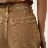 Calça Jeans Slouchy Cacau Marrom Claro Mocha Eco Denim™. Compre online moda sustentável e atemporal na Minimadeia. Roupas femininas estilosas, básicas e sustentáveis. Foto produto ABR25 06