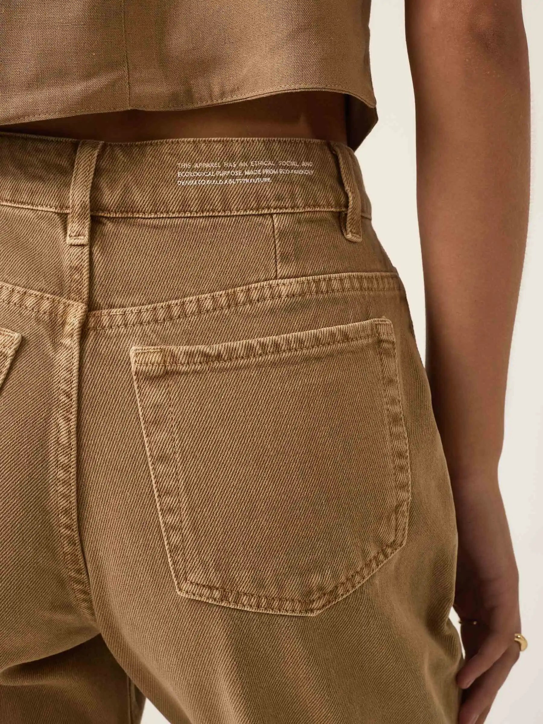 Calça Jeans Slouchy Cacau Marrom Claro Mocha Eco Denim™. Compre online moda sustentável e atemporal na Minimadeia. Roupas femininas estilosas, básicas e sustentáveis. Foto produto ABR25 06