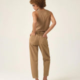 Calça Jeans Slouchy Cacau Marrom Claro Mocha Eco Denim™. Compre online moda sustentável e atemporal na Minimadeia. Roupas femininas estilosas, básicas e sustentáveis. Foto produto ABR25 07