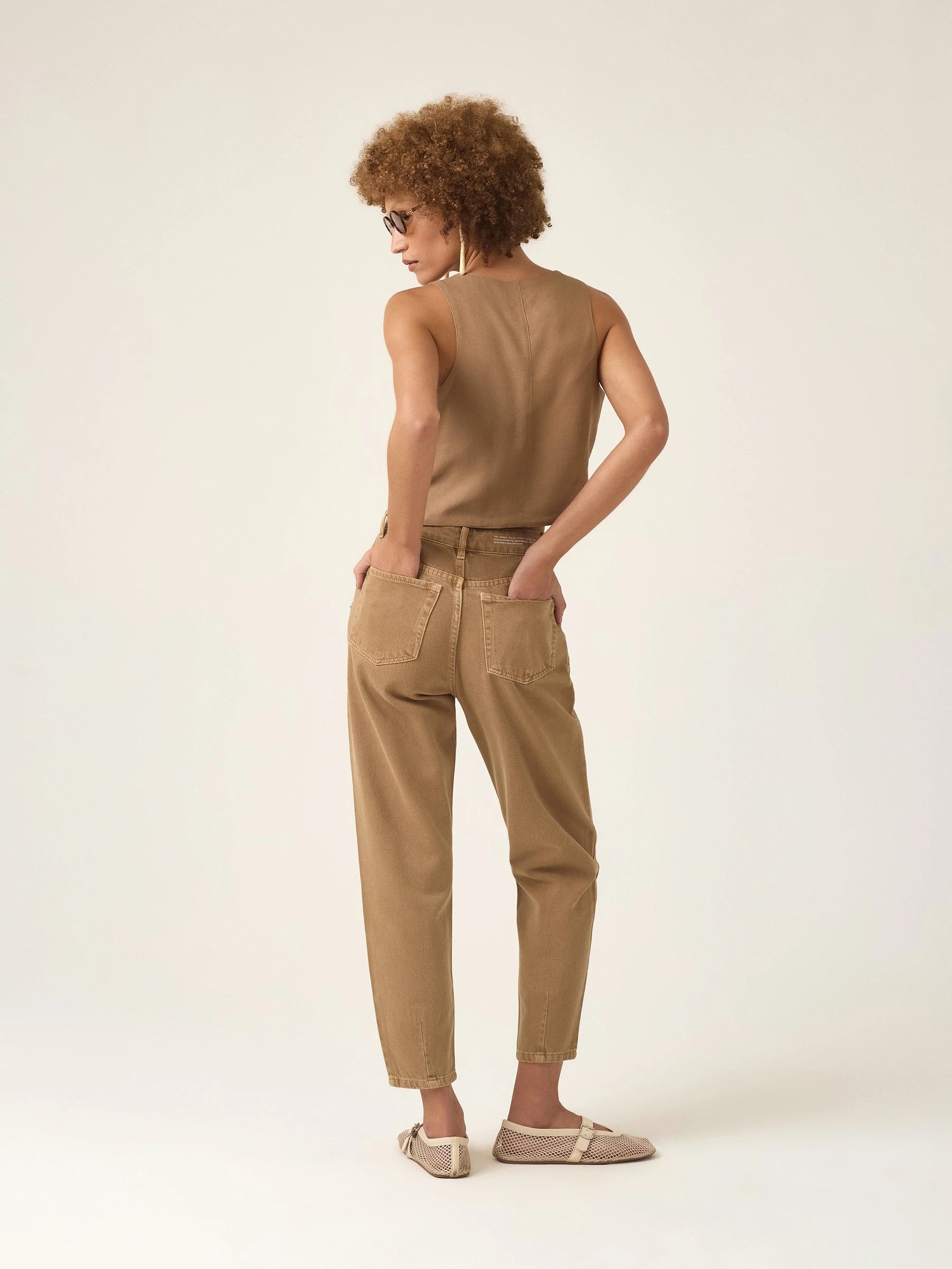 Calça Jeans Slouchy Cacau Marrom Claro Mocha Eco Denim™. Compre online moda sustentável e atemporal na Minimadeia. Roupas femininas estilosas, básicas e sustentáveis. Foto produto ABR25 07