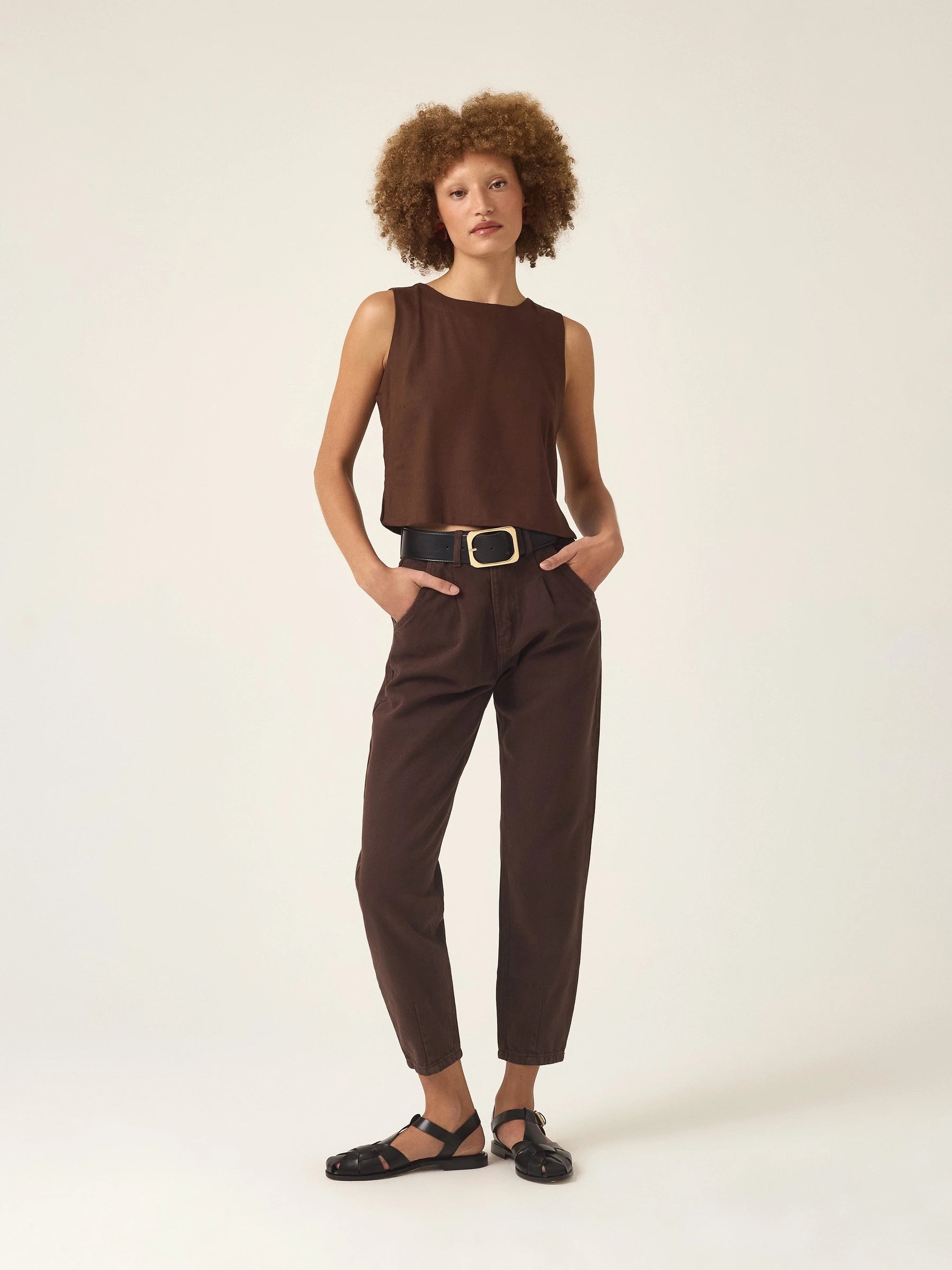 Calça Jeans Slouchy Cacau Marrom Escuro Café Eco Denim™. Compre online moda sustentável e atemporal na Minimadeia. Roupas femininas estilosas, básicas e sustentáveis. Foto produto ABR25 01