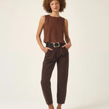 Calça Jeans Slouchy Cacau Marrom Escuro Café Eco Denim™. Compre online moda sustentável e atemporal na Minimadeia. Roupas femininas estilosas, básicas e sustentáveis. Foto produto ABR25 01B