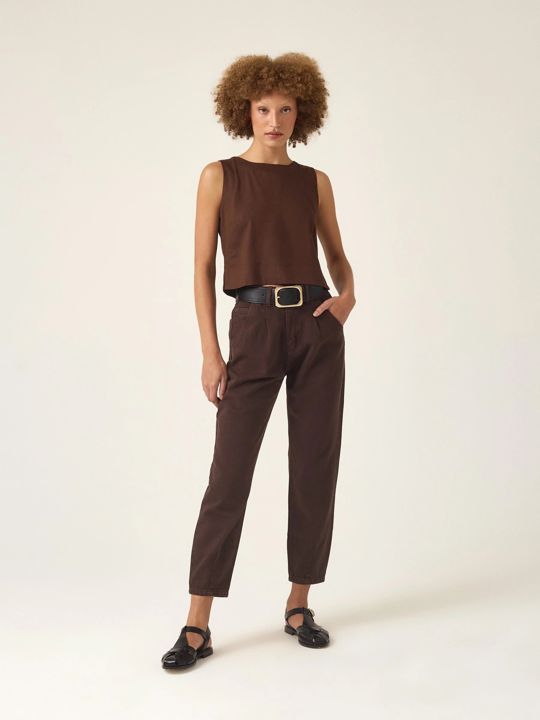 Calça Jeans Slouchy Cacau Marrom Escuro Café Eco Denim™. Compre online moda sustentável e atemporal na Minimadeia. Roupas femininas estilosas, básicas e sustentáveis. Foto produto ABR25 02