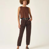 Calça Jeans Slouchy Cacau Marrom Escuro Café Eco Denim™. Compre online moda sustentável e atemporal na Minimadeia. Roupas femininas estilosas, básicas e sustentáveis. Foto produto ABR25 02B