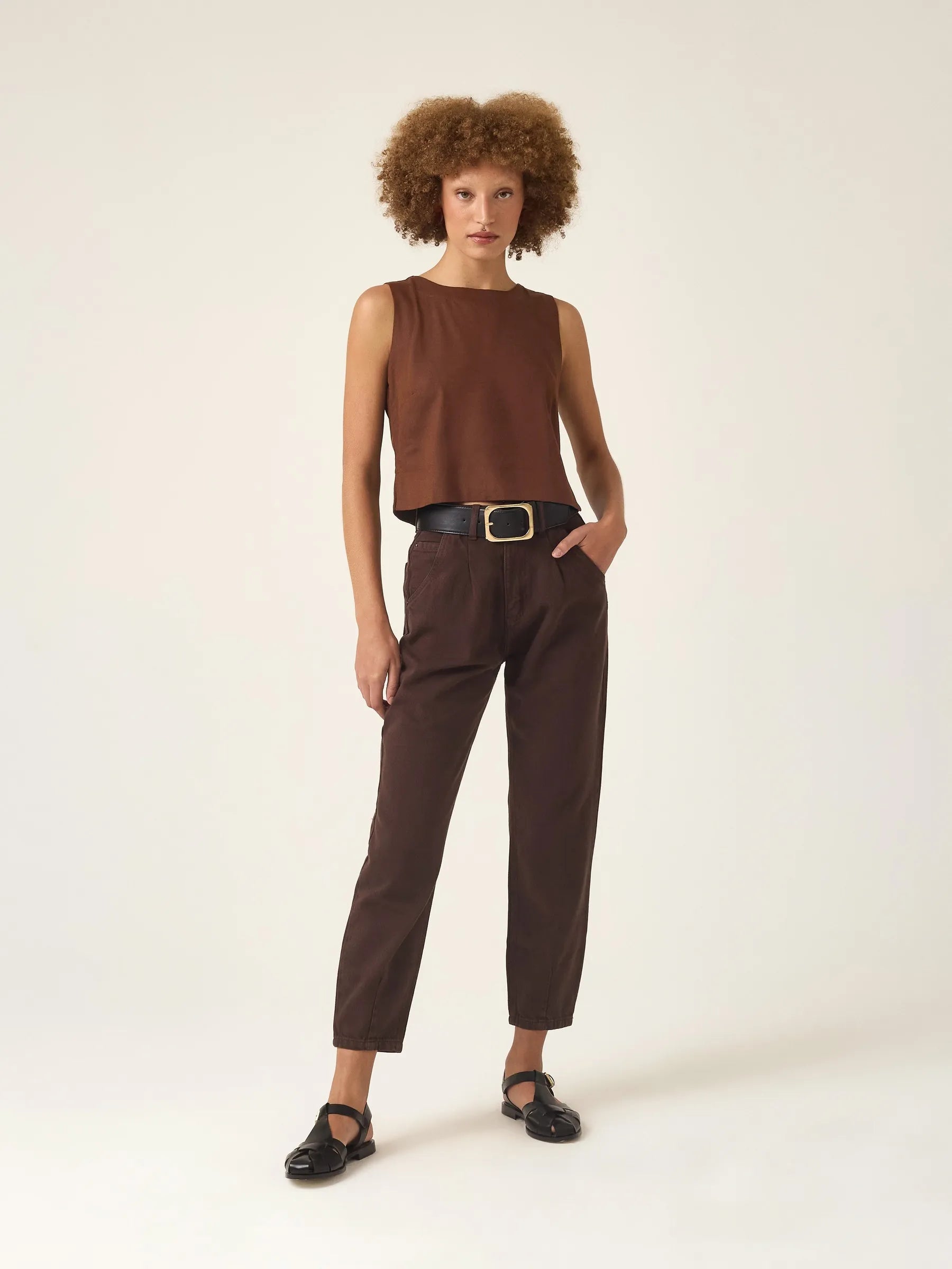 Calça Jeans Slouchy Cacau Marrom Escuro Café Eco Denim™. Compre online moda sustentável e atemporal na Minimadeia. Roupas femininas estilosas, básicas e sustentáveis. Foto produto ABR25 02B