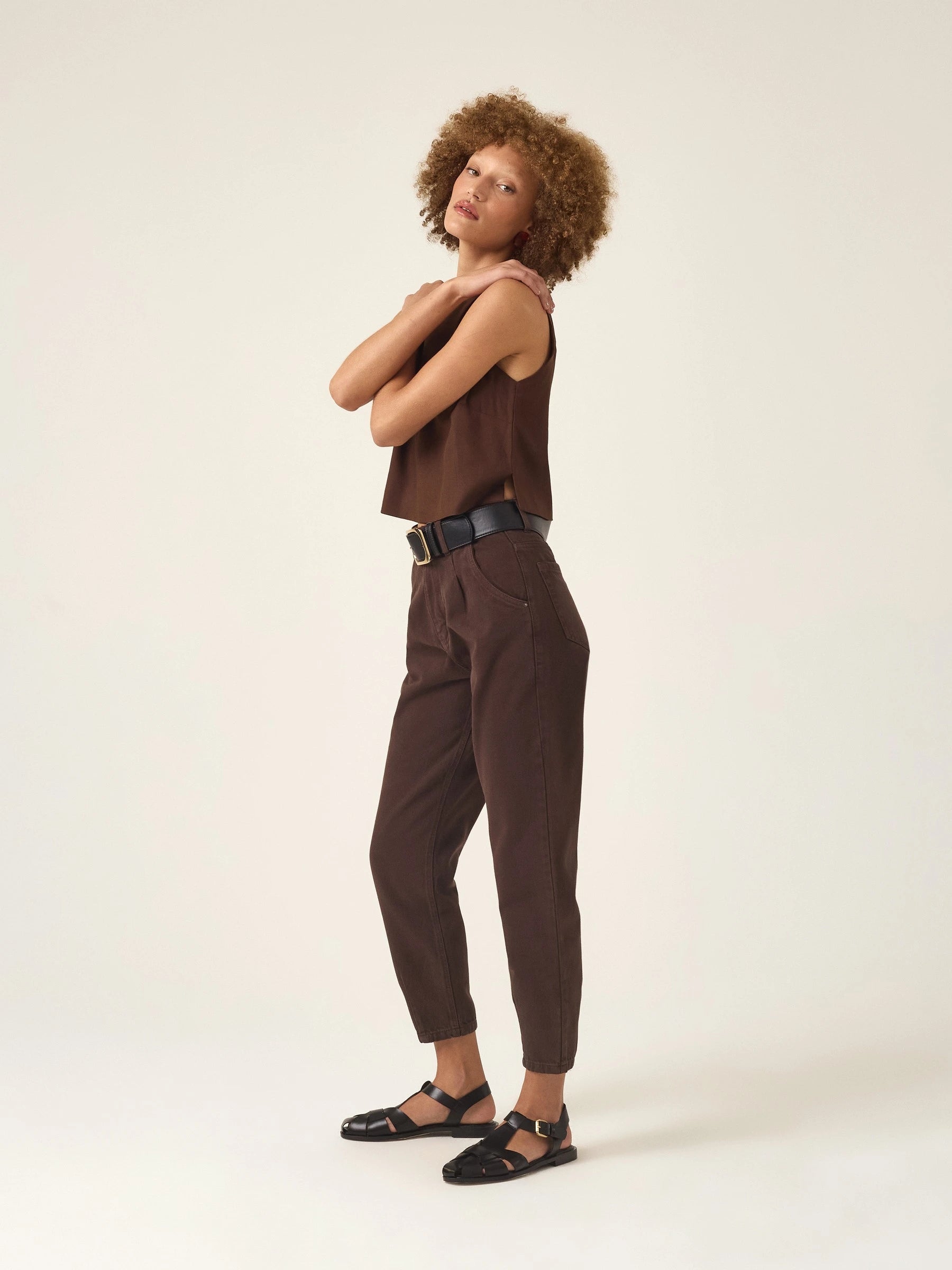 Calça Jeans Slouchy Cacau Marrom Escuro Café Eco Denim™. Compre online moda sustentável e atemporal na Minimadeia. Roupas femininas estilosas, básicas e sustentáveis. Foto produto ABR25 03