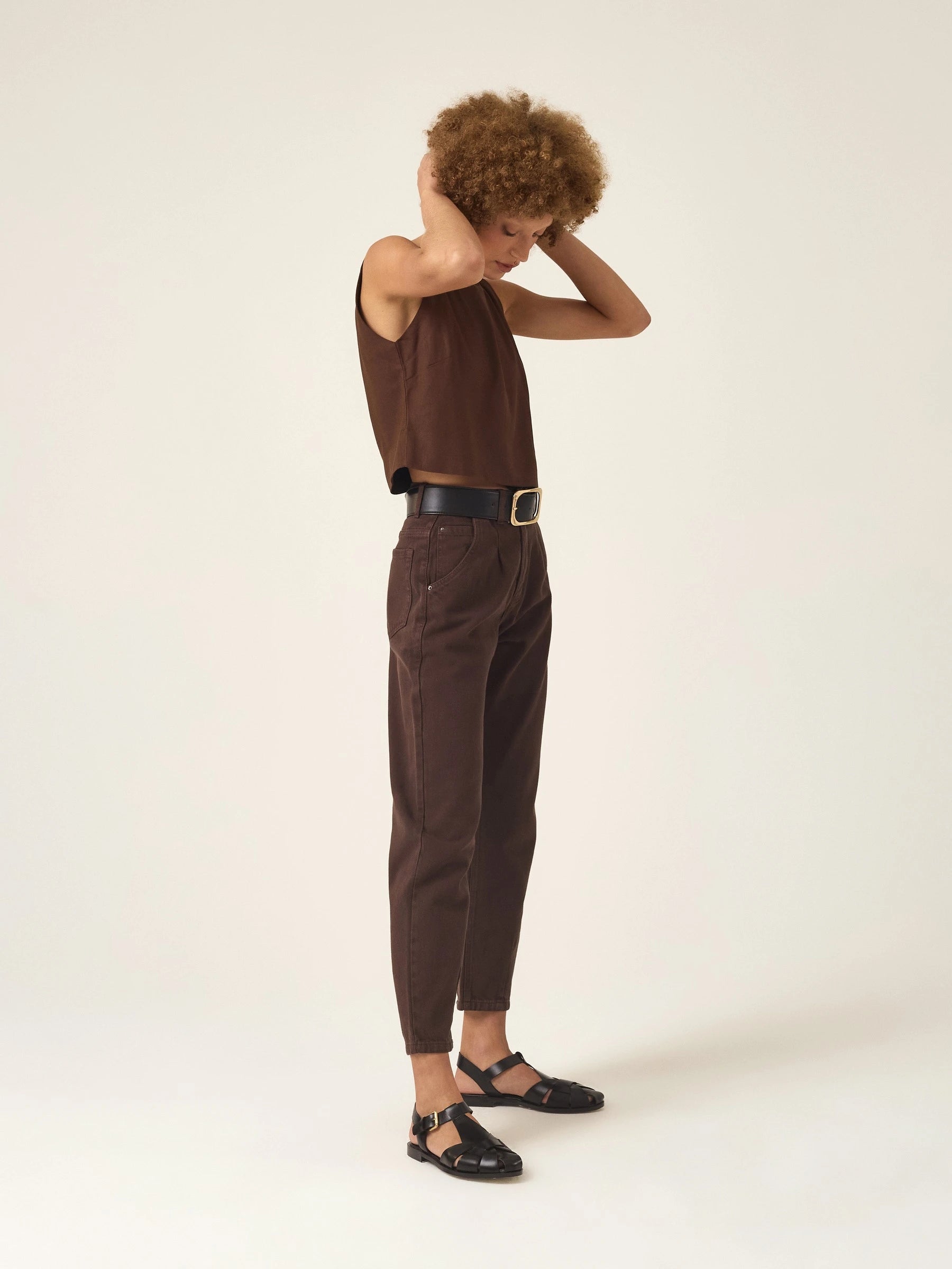 Calça Jeans Slouchy Cacau Marrom Escuro Café Eco Denim™. Compre online moda sustentável e atemporal na Minimadeia. Roupas femininas estilosas, básicas e sustentáveis. Foto produto ABR25 04
