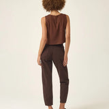 Calça Jeans Slouchy Cacau Marrom Escuro Café Eco Denim™. Compre online moda sustentável e atemporal na Minimadeia. Roupas femininas estilosas, básicas e sustentáveis. Foto produto ABR25 04B