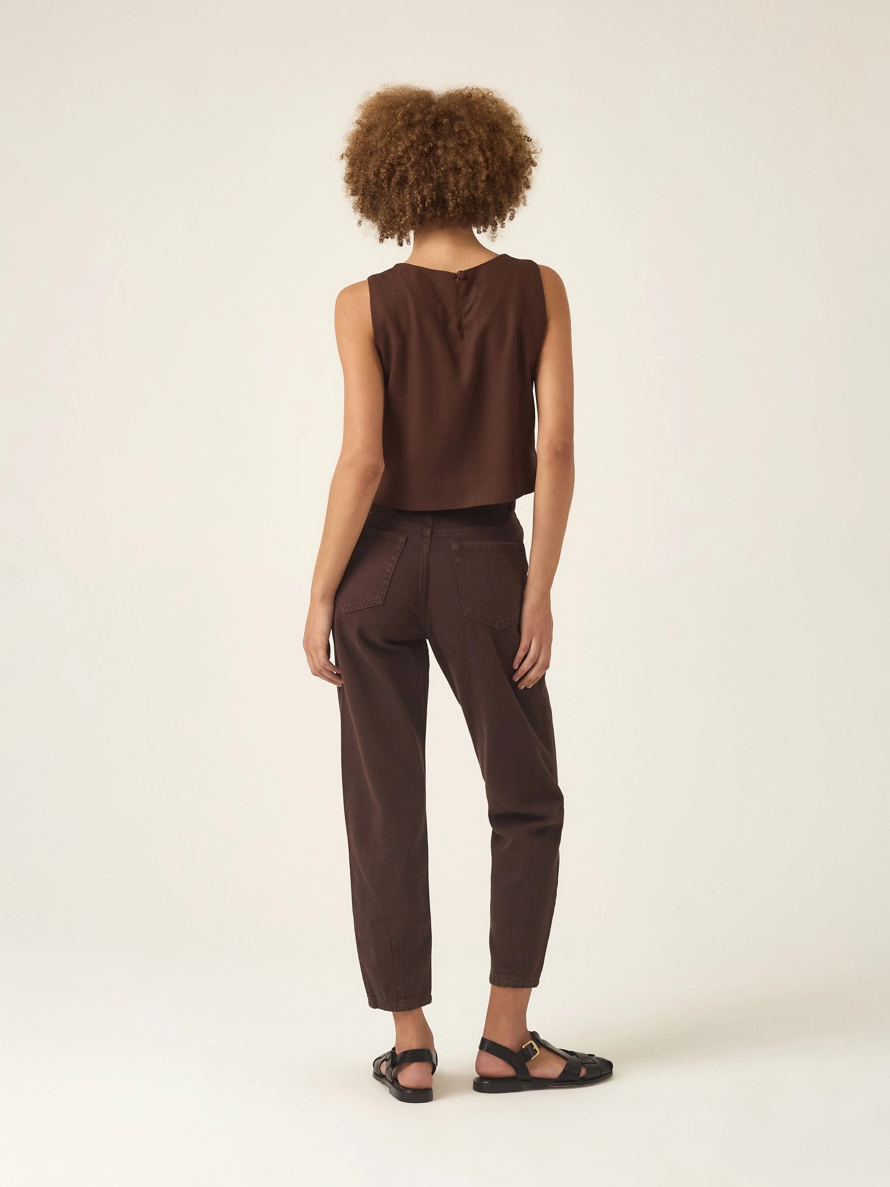 Calça Jeans Slouchy Cacau Marrom Escuro Café Eco Denim™. Compre online moda sustentável e atemporal na Minimadeia. Roupas femininas estilosas, básicas e sustentáveis. Foto produto ABR25 05