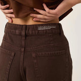 Calça Jeans Slouchy Cacau Marrom Escuro Café Eco Denim™. Compre online moda sustentável e atemporal na Minimadeia. Roupas femininas estilosas, básicas e sustentáveis. Foto produto ABR25 05B
