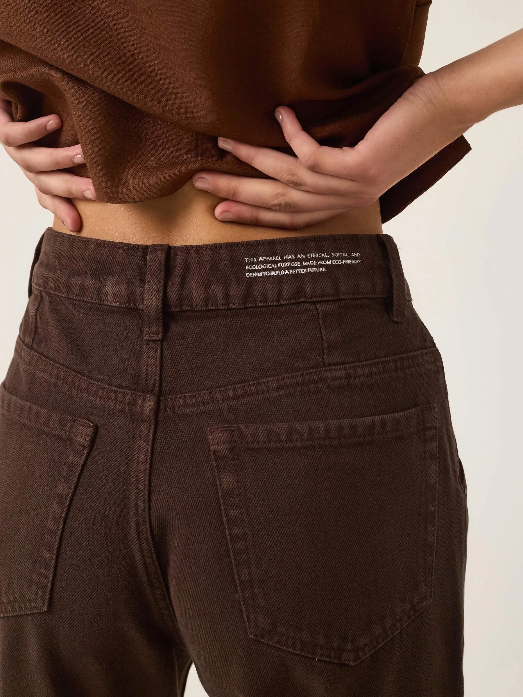 Calça Jeans Slouchy Cacau Marrom Escuro Café Eco Denim™. Compre online moda sustentável e atemporal na Minimadeia. Roupas femininas estilosas, básicas e sustentáveis. Foto produto ABR25 05B