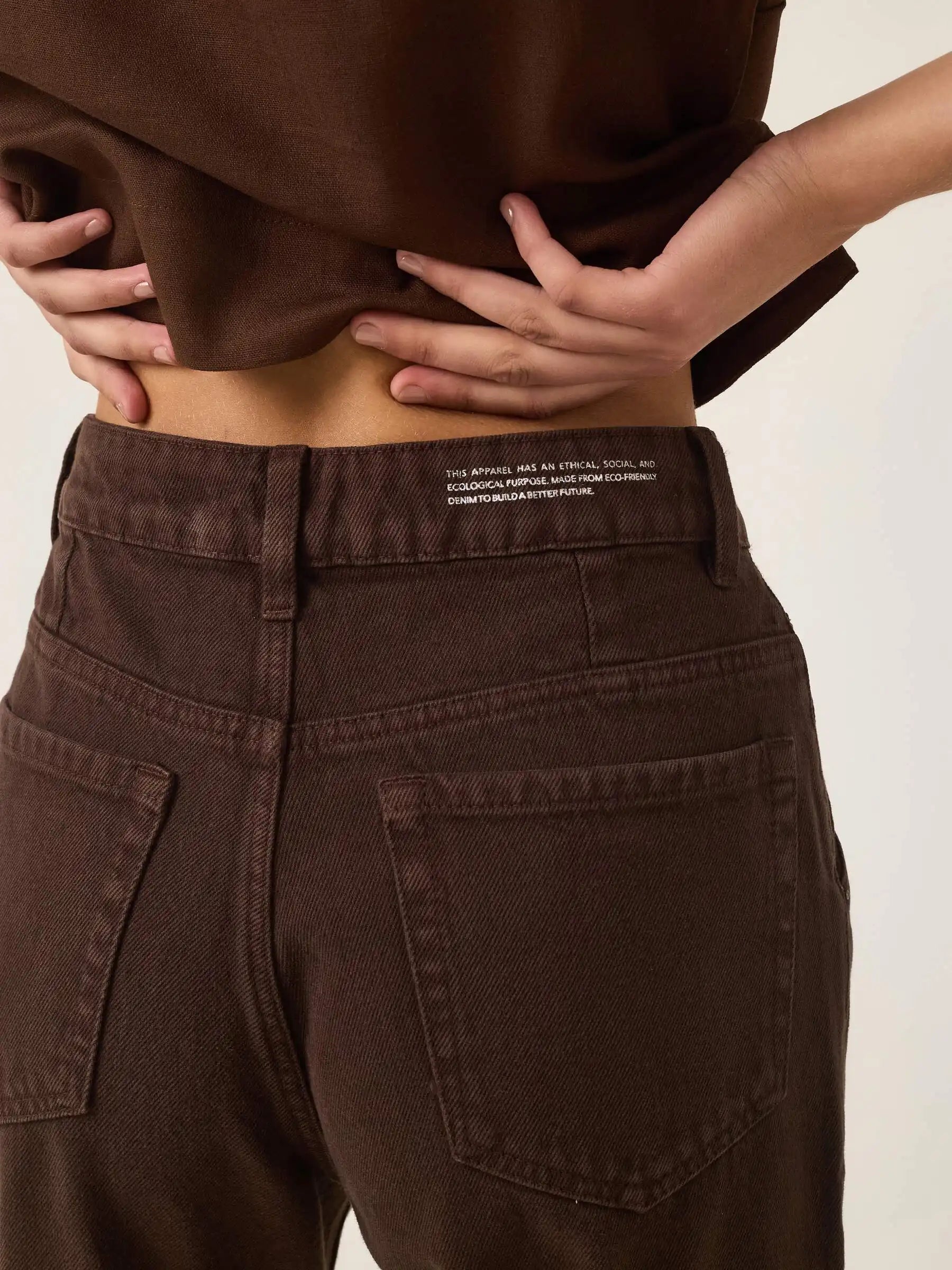 Calça Jeans Slouchy Cacau Marrom Escuro Café Eco Denim™. Compre online moda sustentável e atemporal na Minimadeia. Roupas femininas estilosas, básicas e sustentáveis. Foto produto ABR25 06