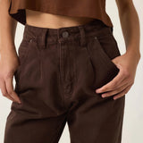 Calça Jeans Slouchy Cacau Marrom Escuro Café Eco Denim™. Compre online moda sustentável e atemporal na Minimadeia. Roupas femininas estilosas, básicas e sustentáveis. Foto produto ABR25 06B