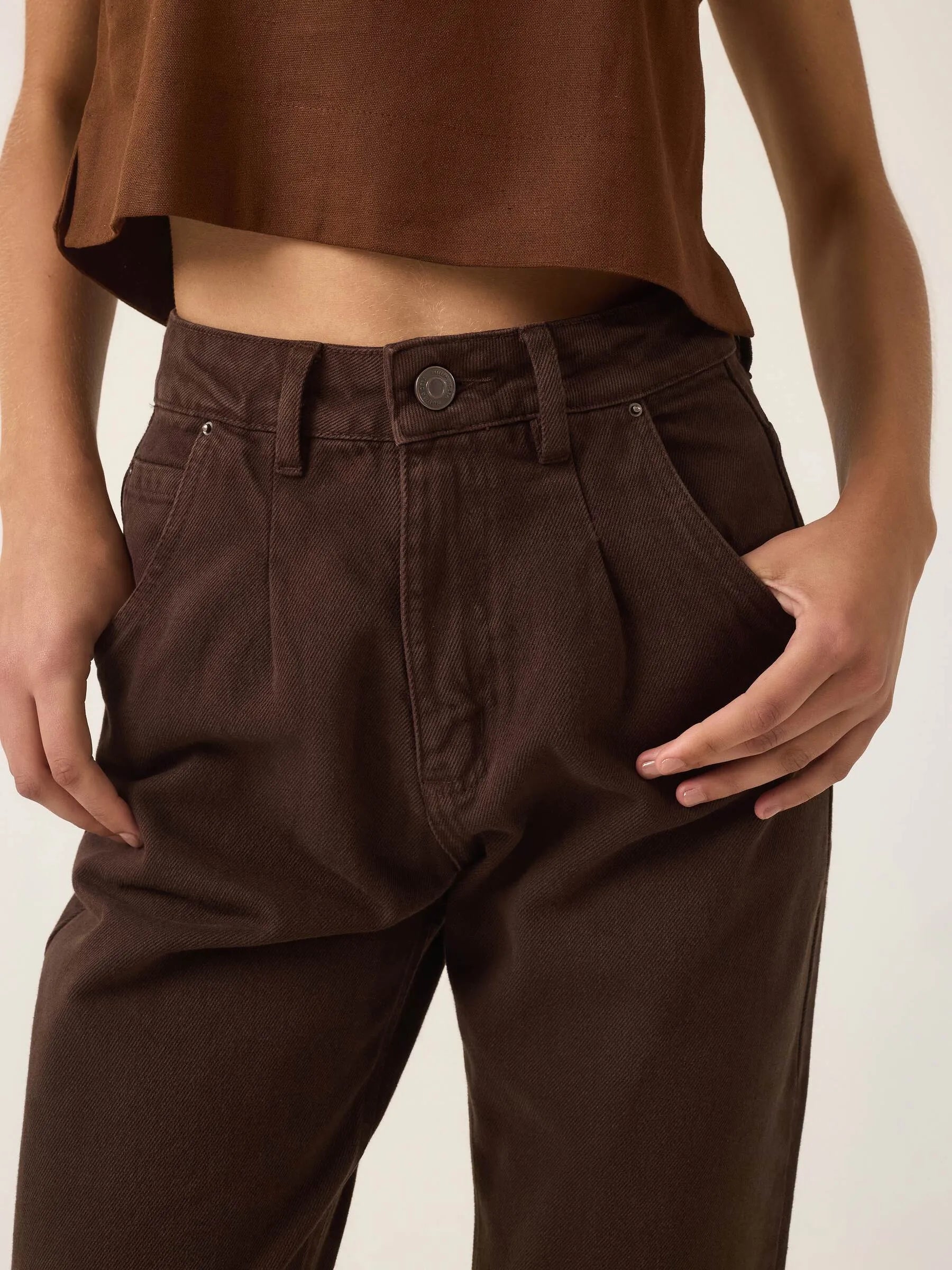 Calça Jeans Slouchy Cacau Marrom Escuro Café Eco Denim™. Compre online moda sustentável e atemporal na Minimadeia. Roupas femininas estilosas, básicas e sustentáveis. Foto produto ABR25 06B