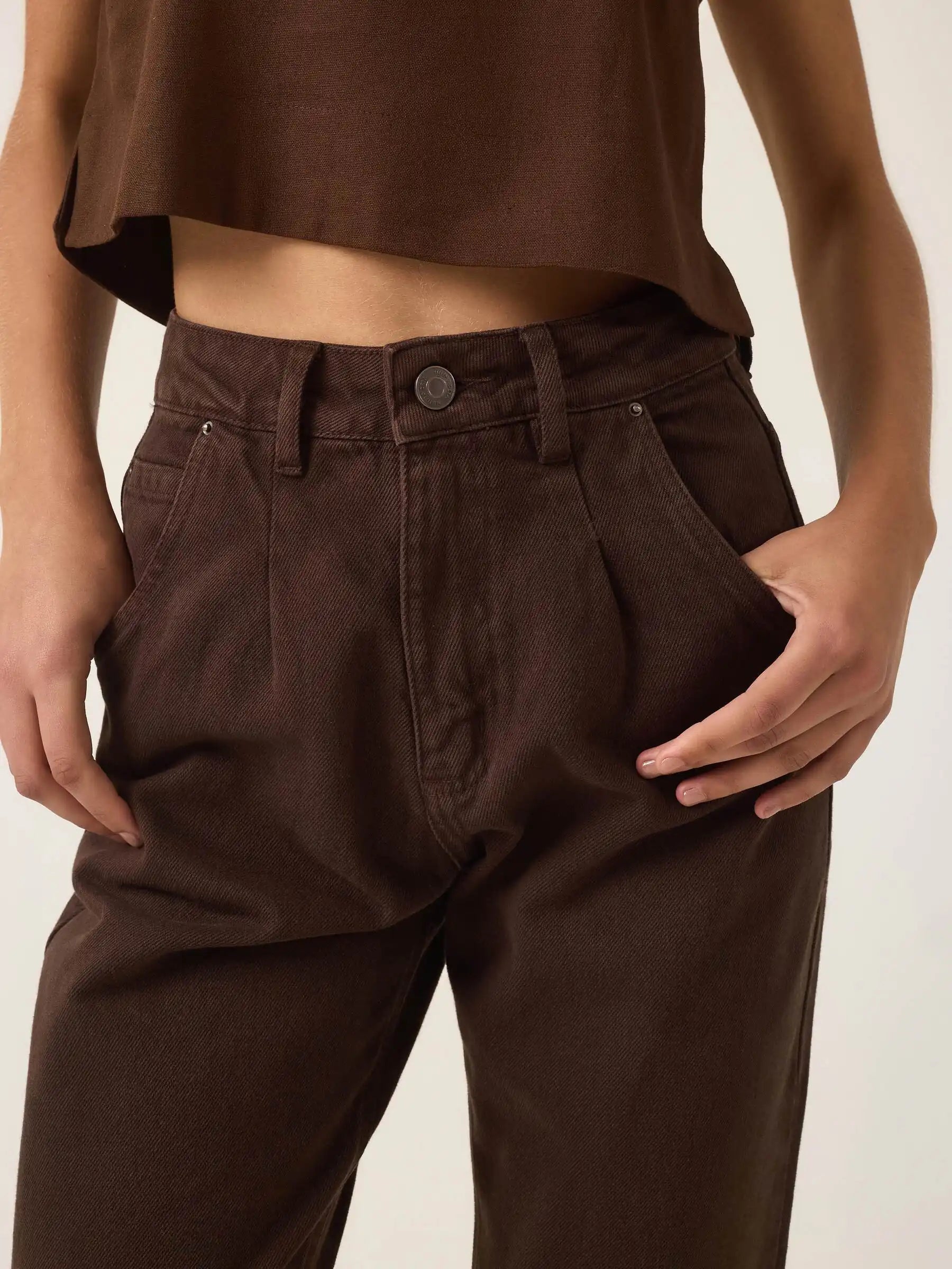 Calça Jeans Slouchy Cacau Marrom Escuro Café Eco Denim™. Compre online moda sustentável e atemporal na Minimadeia. Roupas femininas estilosas, básicas e sustentáveis. Foto produto ABR25 07