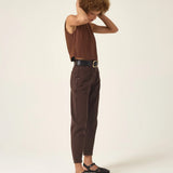 Calça Jeans Slouchy Cacau Marrom Escuro Café Eco Denim™. Compre online moda sustentável e atemporal na Minimadeia. Roupas femininas estilosas, básicas e sustentáveis. Foto produto ABR25 07B