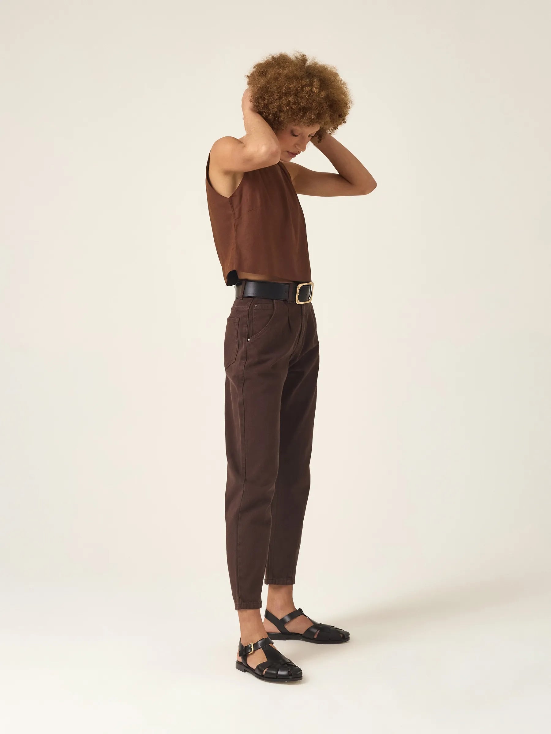Calça Jeans Slouchy Cacau Marrom Escuro Café Eco Denim™. Compre online moda sustentável e atemporal na Minimadeia. Roupas femininas estilosas, básicas e sustentáveis. Foto produto ABR25 07B