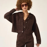 Jaqueta Jeans Oversized Andiroba Marrom Escuro Eco Denim™. Compre online moda sustentável e atemporal na Minimadeia. Roupas femininas estilosas, básicas e sustentáveis. Foto produto ABR25 01