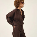 Jaqueta Jeans Oversized Andiroba Marrom Escuro Eco Denim™. Compre online moda sustentável e atemporal na Minimadeia. Roupas femininas estilosas, básicas e sustentáveis. Foto produto ABR25 05