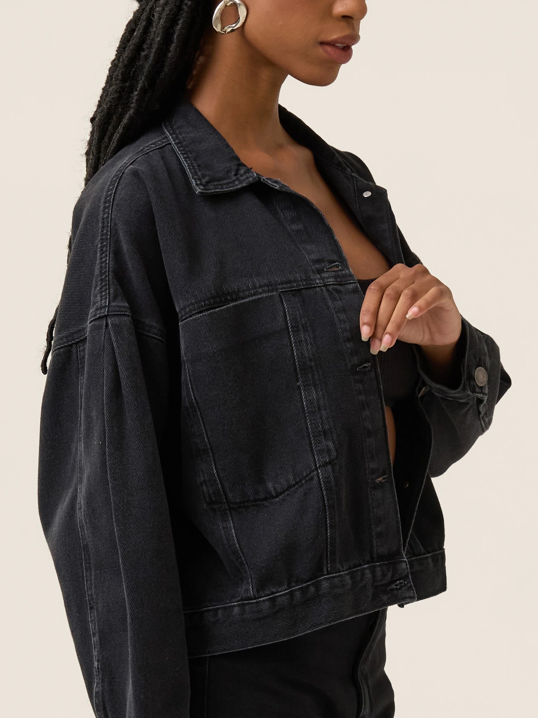 Jaqueta Jeans Oversized Andiroba Preta Eco Denim™. Compre online moda sustentável e atemporal na Minimadeia. Roupas femininas estilosas, básicas e sustentáveis. Foto produto 06