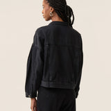 Jaqueta Jeans Oversized Andiroba Preta Eco Denim™. Compre online moda sustentável e atemporal na Minimadeia. Roupas femininas estilosas, básicas e sustentáveis. Foto produto 07