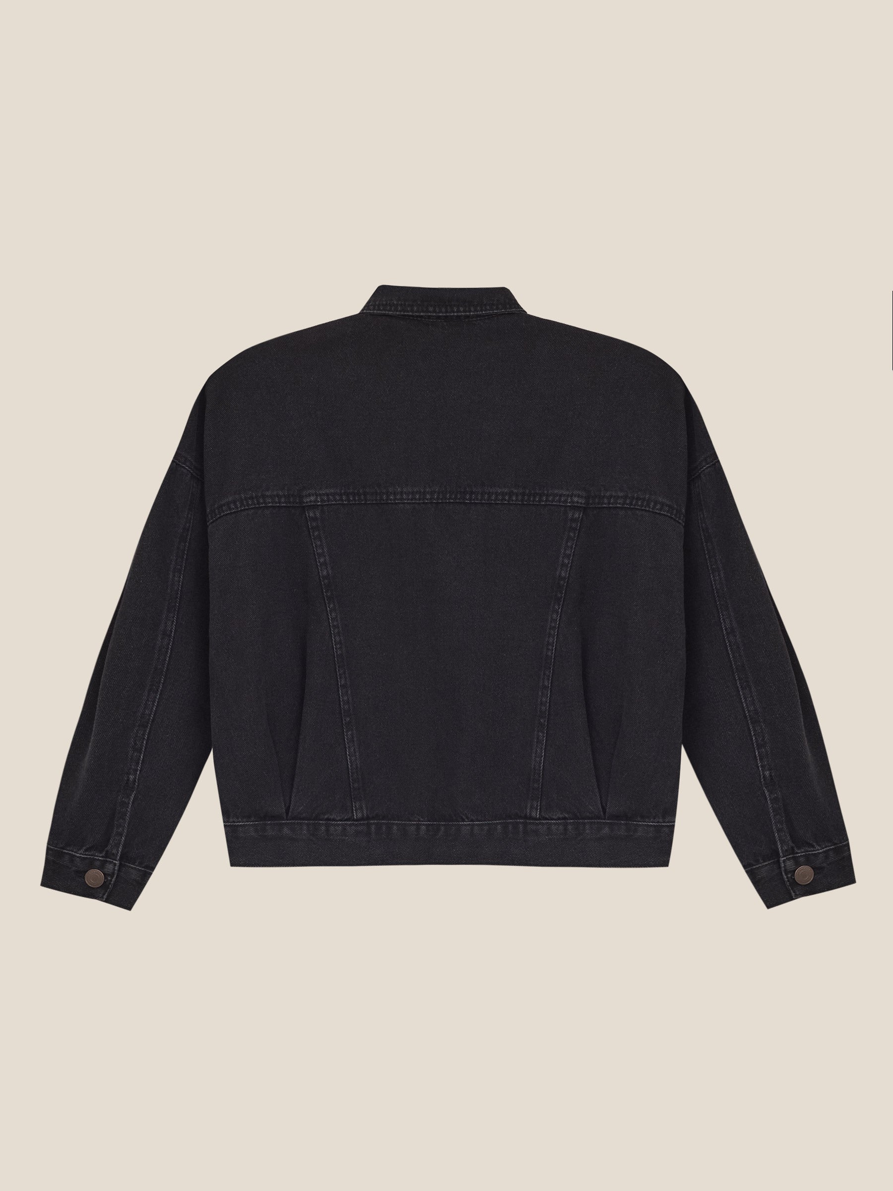 Jaqueta Jeans Oversized Andiroba Preta Eco Denim™. Compre online moda sustentável e atemporal na Minimadeia. Roupas femininas estilosas, básicas e sustentáveis. Foto produto still 02
