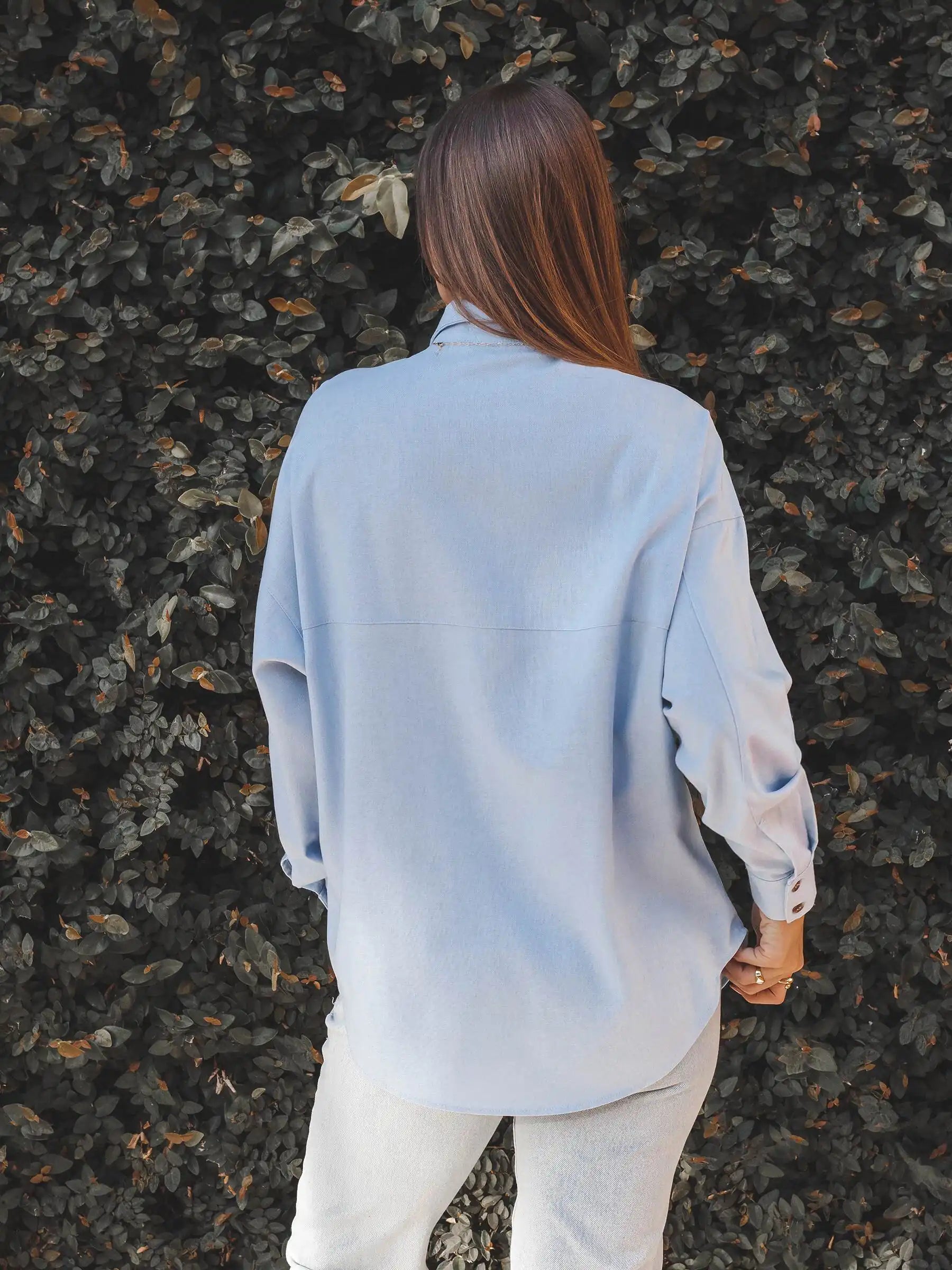 Camisa Oversized Cupuaçu de Linho e Viscose FSC™ Azul Claro. Compre online moda sustentável e atemporal na Minimadeia, marca slow fashion de roupas femininas sustentáveis. Foto lookbook AGO25 07