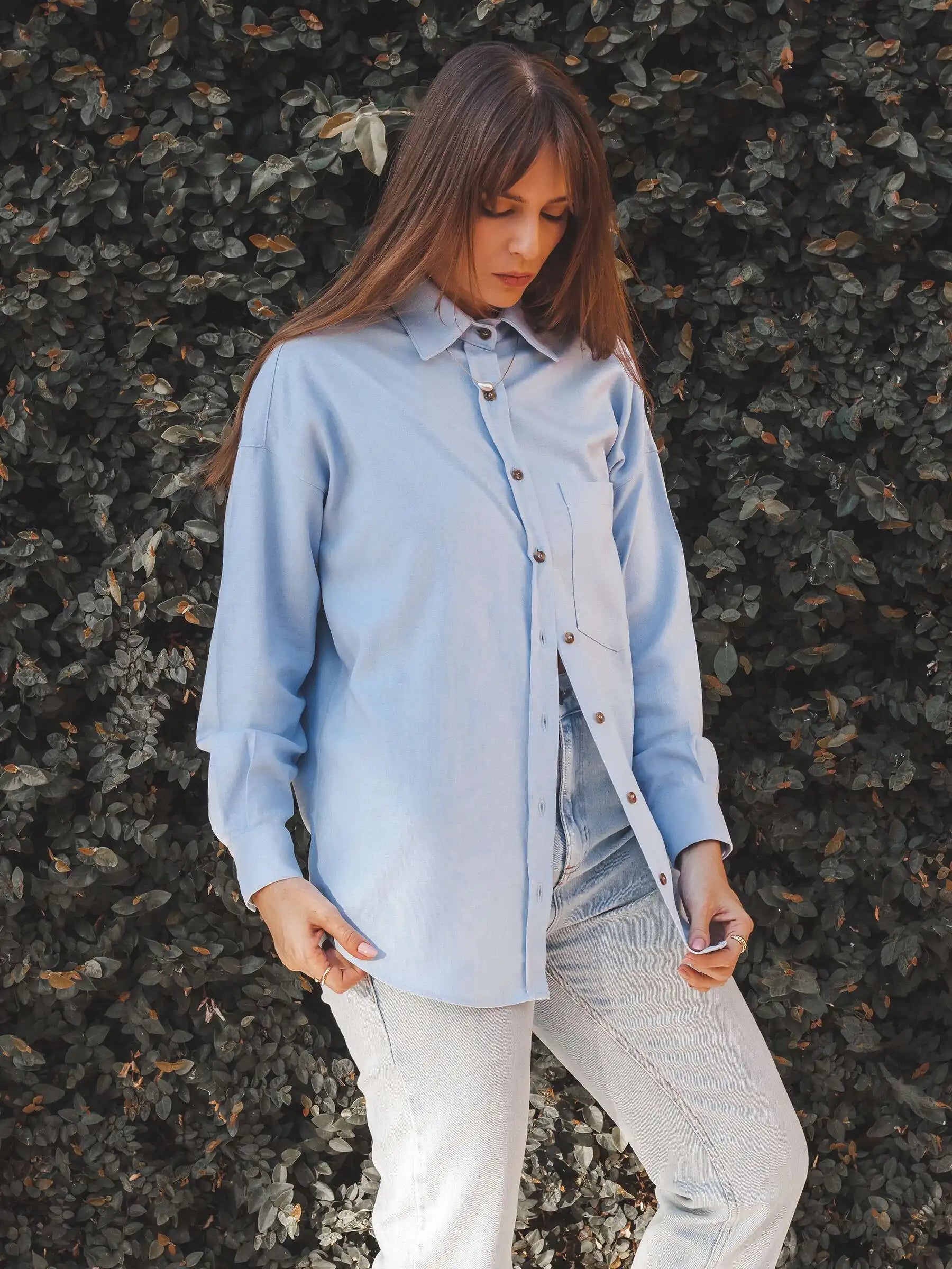 Camisa Oversized Cupuaçu de Linho e Viscose FSC™ Azul Claro. Compre online moda sustentável e atemporal na Minimadeia, marca slow fashion de roupas femininas sustentáveis. Foto lookbook AGO25 08