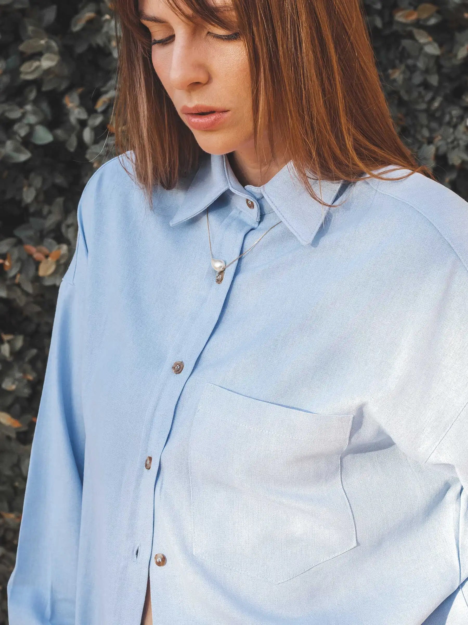 Camisa Oversized Cupuaçu de Linho e Viscose FSC™ Azul Claro. Compre online moda sustentável e atemporal na Minimadeia, marca slow fashion de roupas femininas sustentáveis. Foto lookbook AGO25 11