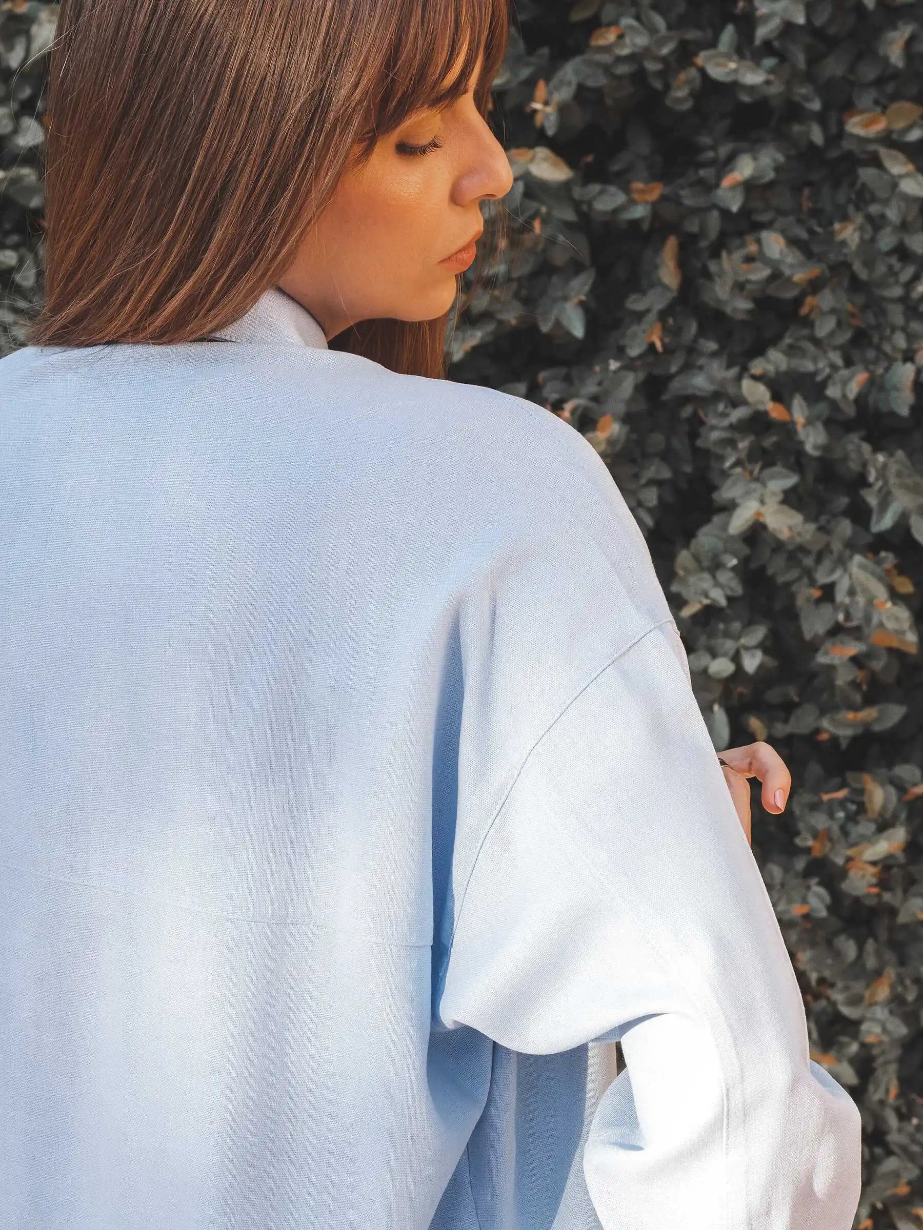 Camisa Oversized Cupuaçu de Linho e Viscose FSC™ Azul Claro. Compre online moda sustentável e atemporal na Minimadeia, marca slow fashion de roupas femininas sustentáveis. Foto lookbook AGO25 12